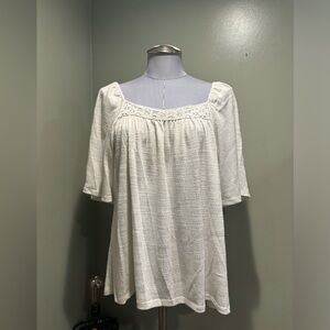Cable & Gauge Ladies White Blouse.  Size Large